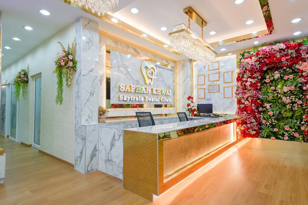 Inside Saphan Khwai
