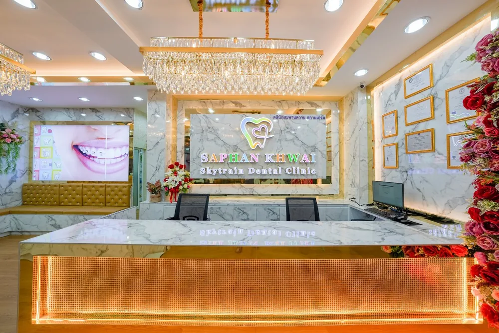 Inside Saphan Khwai